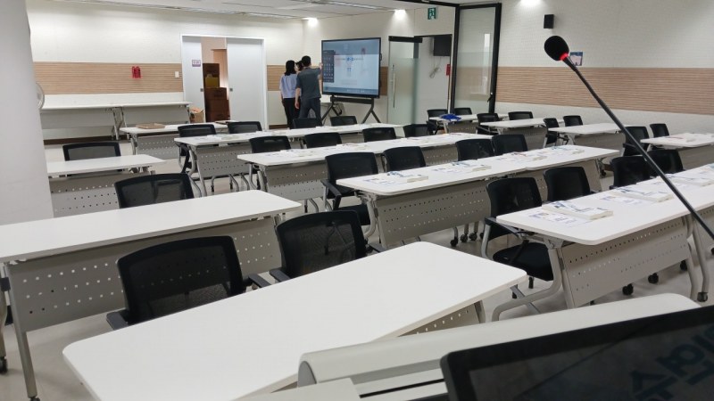 교육장에 설치된 86인치 전자칠판
