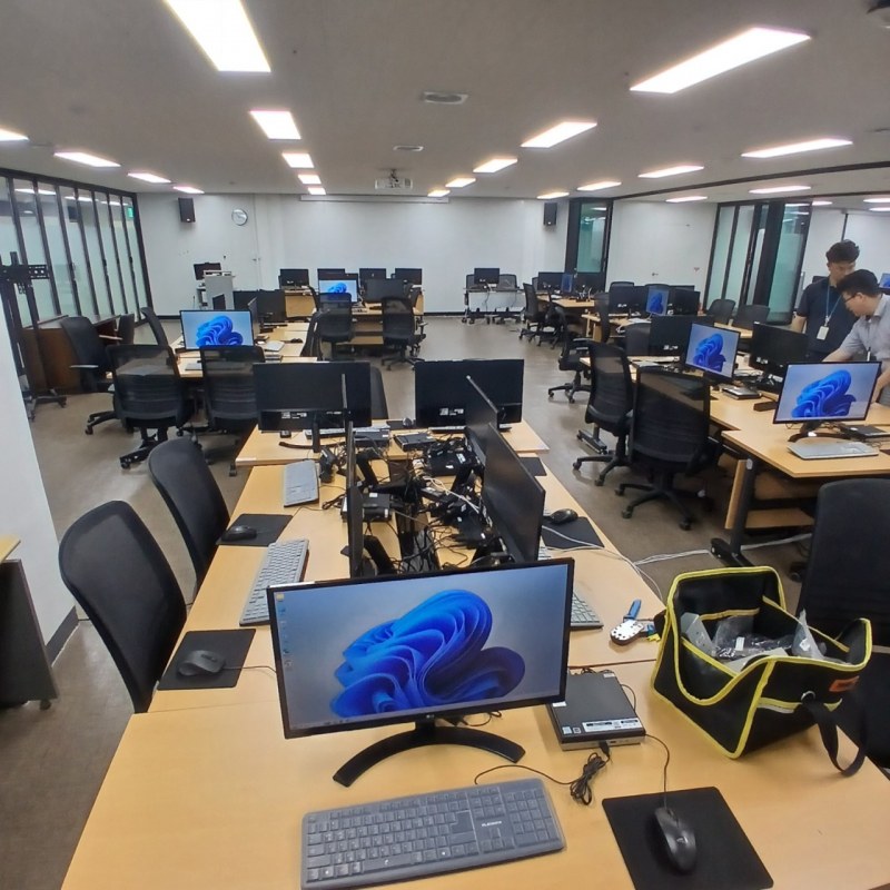 인천시청 을지훈련 상황실에 설치된 HP 미니PC와 Dell 미니PC, LG 모니터를 활용한 업무 환경