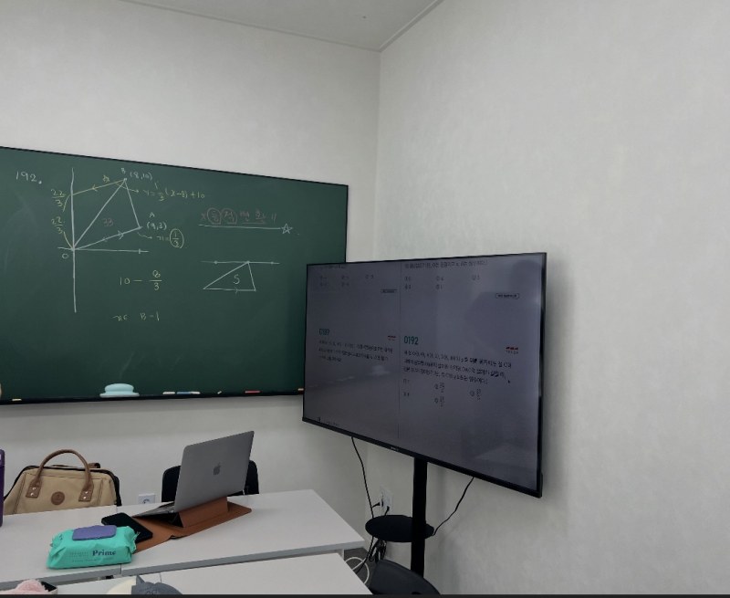 학원 강의실 스마트하게 바꾸는 방법… 빔프로젝터 대신 대형 스마트TV 렌탈