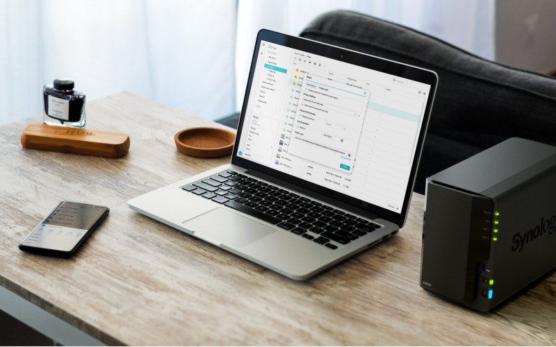 사진: Synology 공식 제품 이미지 — DS223 사용 장면 / 출처: synology.com