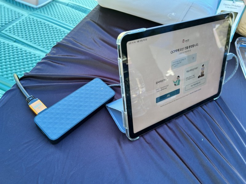 아이패드를 HDMI 어댑터로 대형TV에 유선 연결한 모습