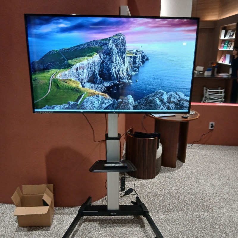 강남에 55인치 대형TV 렌탈 설치…가로·세로 전환 가능한 이동식 거치대로 활용도 높여